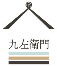 三角屋根の上にカタバミの家紋がデザインされ、中央に「久左衛門」の文字、その下に、水色、茶色、黒の横線が並んだ、蔵をイメージした久左衛門のロゴマーク
