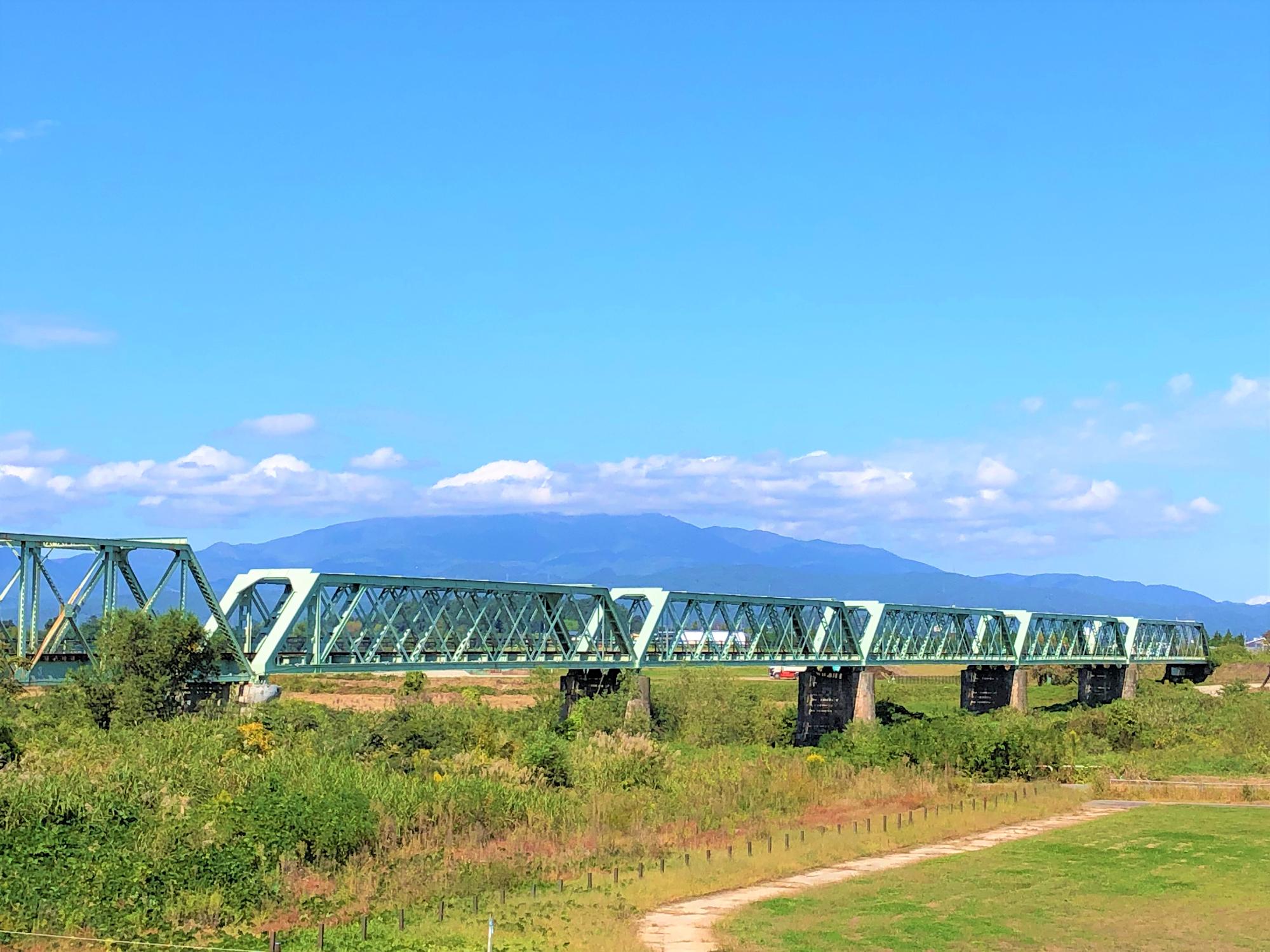 青空の下の最上川橋梁