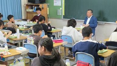 町長さんと給食1