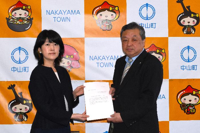審議会高澤委員長から町長へ答申書の手交