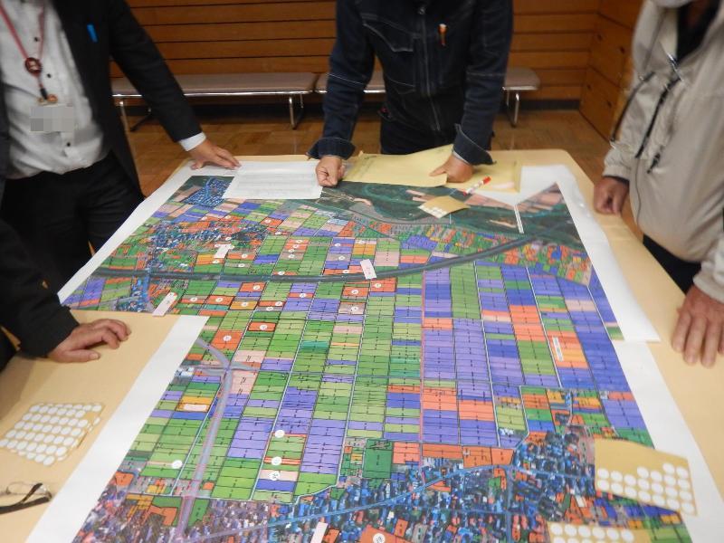 経営縮小の意向の農地を誰が担うのか話し合っています