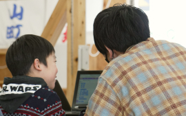 プログラミングでOXクイズをやっている様子