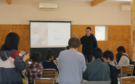 写真撮影のコツを習っている様子